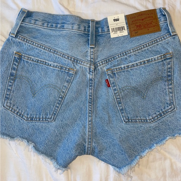 |SOLD| Levi’s 501 Shorts 100% Cotton A High Rise Fitted Through The Hip - Picture 8 of 8